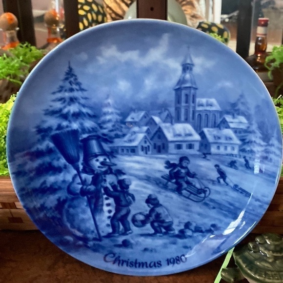Berlin Christmas Plate 1980 Joys of Winter (English Text) designed by H Bluum - Picture 2 of 7